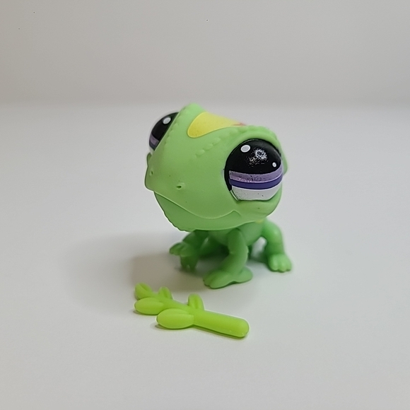 Littlest Pet Shop Other - Littlest Pet Shop #2399 Green Orange Chameleon Lizard with Leaf LPS